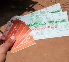 Hasil gambar untuk gerbang masuk curug cikuluwung